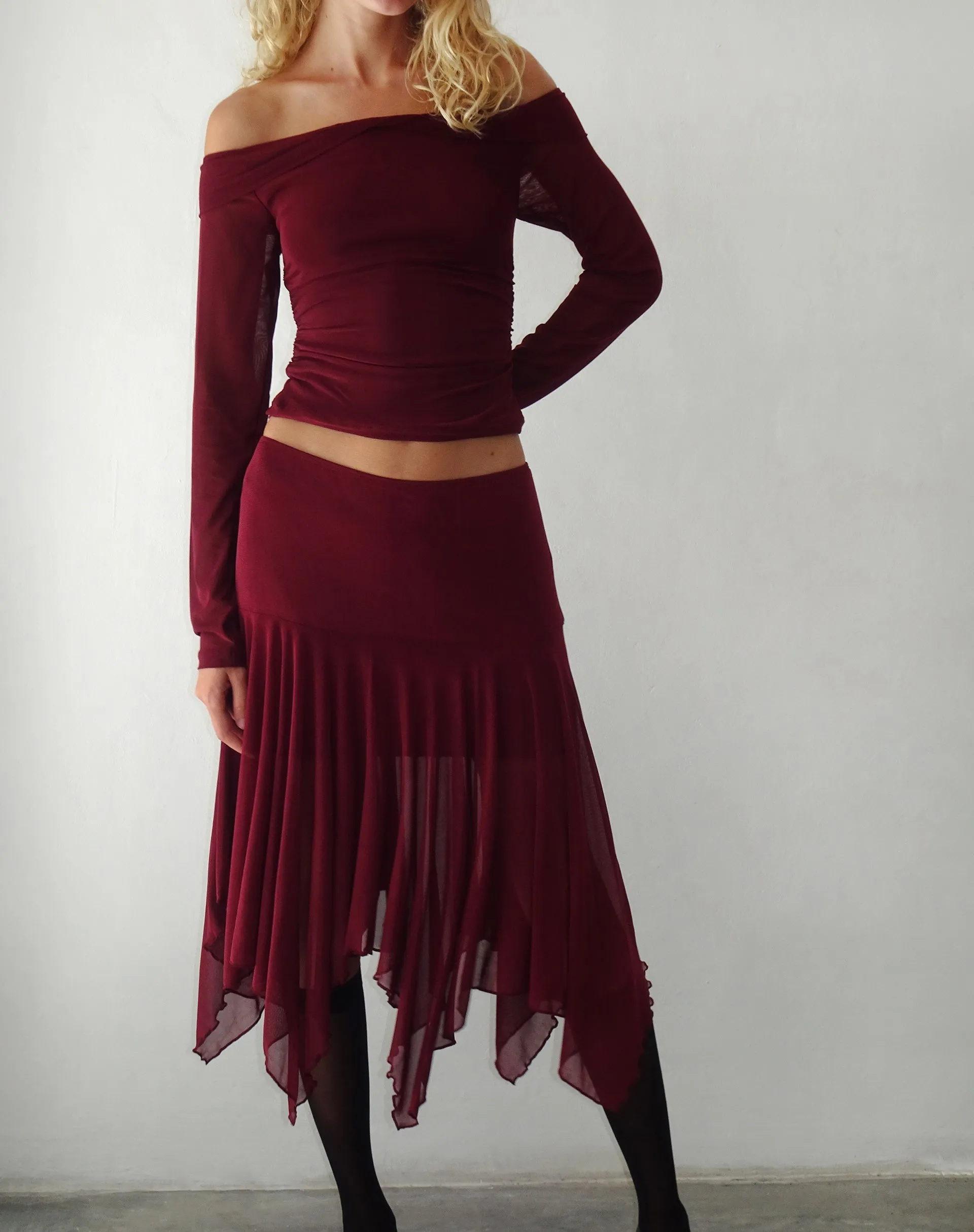 Jovali Low Waist Midi Skirt in Mesh Maroon