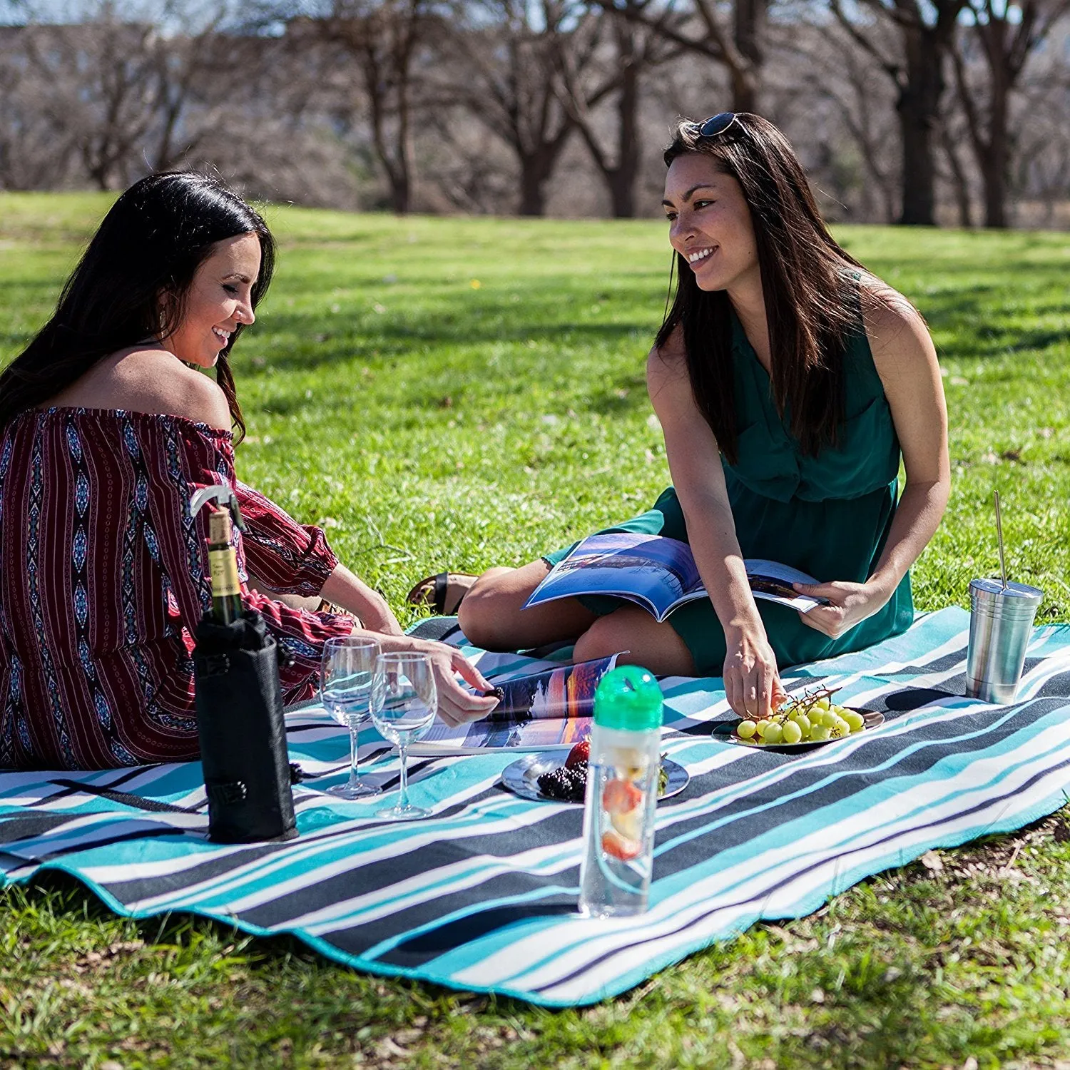 Savvy Glamping Large Waterproof Outdoor Picnic Blanket w/ Carry Tote Strap and Pocket (5x6.5ft) - Thick and Comfortable Beach, Leisure, Travel, Concert or Camping Mat