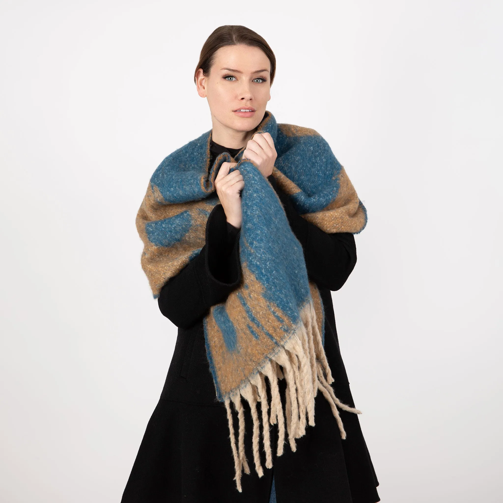 Women’s Reversible Spotty Blanket Scarf with Tassels